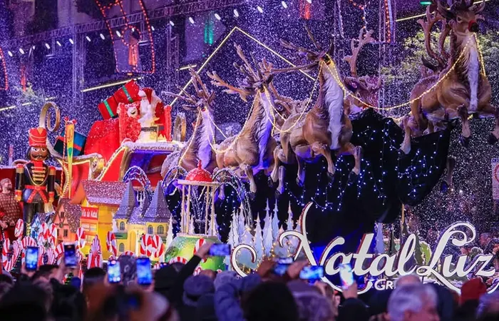 Desfile do Natal Luz de Gramado com trenó do Papai Noel e renas iluminadas