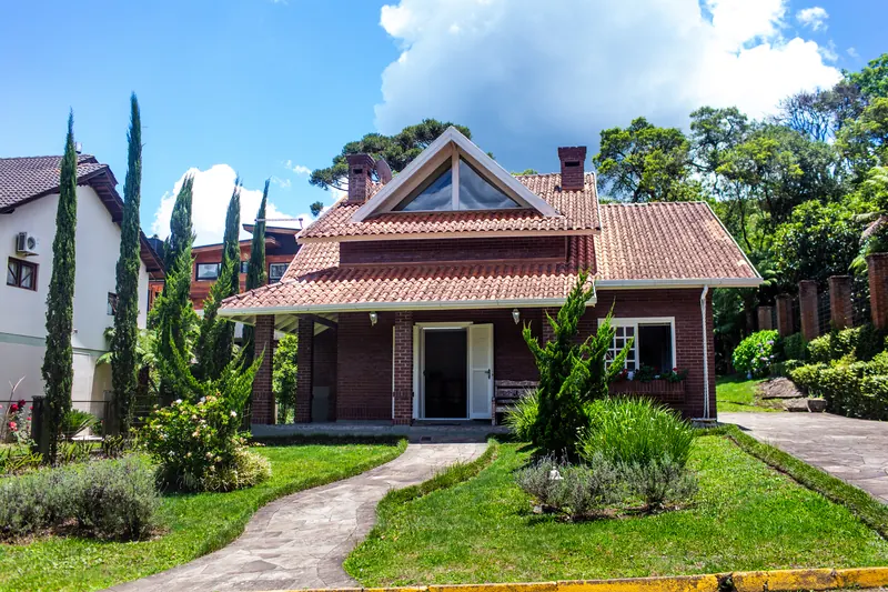 Casa Família — fachada com jardim