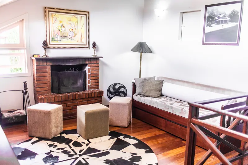 Casa Família — sala com lareira