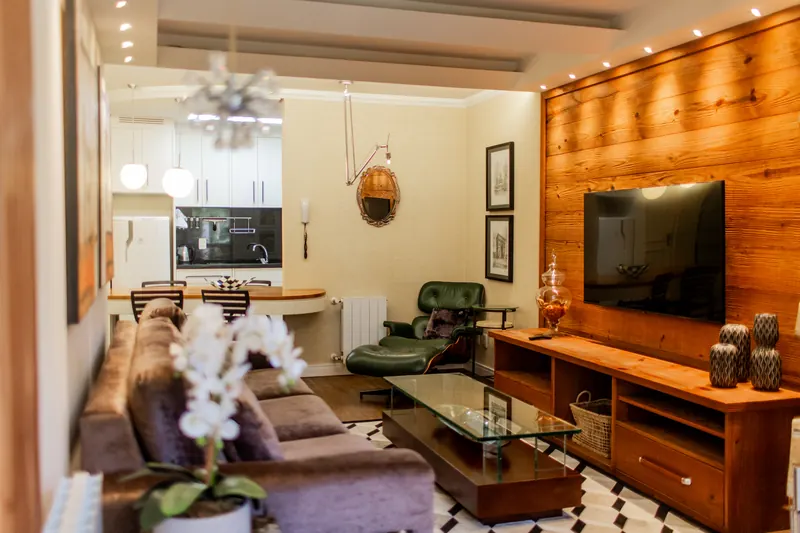 Gruner Berg — sala de estar com painel de madeira