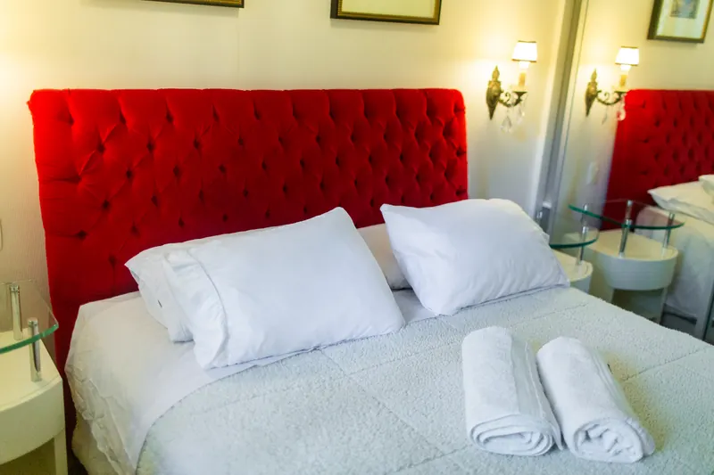 Gruner Berg — quarto com cabeceira estofada