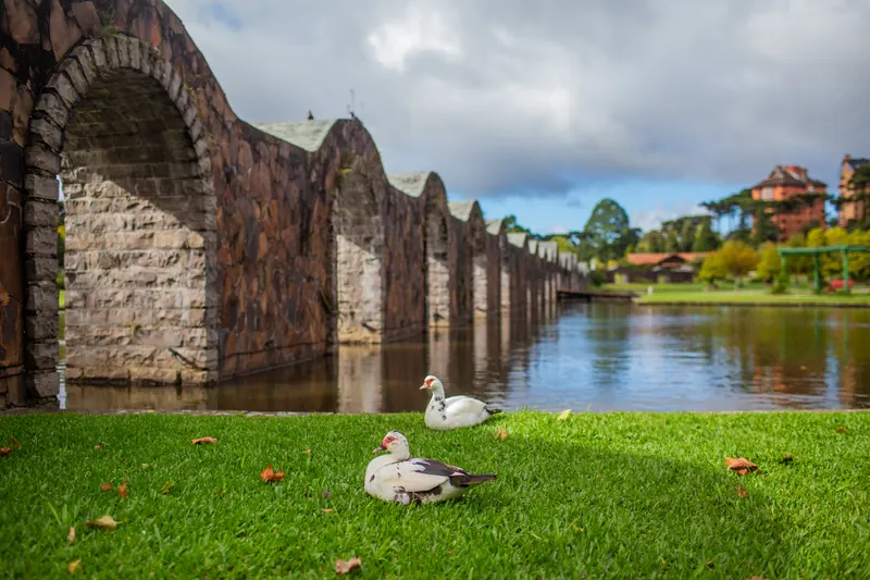 Quinta da Serra — área verde do condomínio com lago e arcos de pedra
